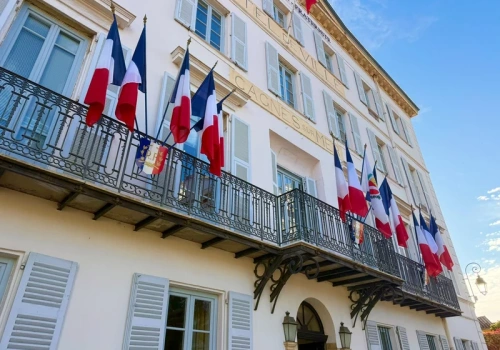 Nowo wybrani prawicowi merowie zdejmują z urzędów flagi UE