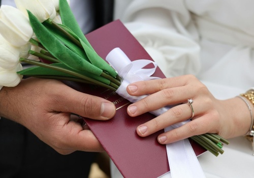 Ile pieniędzy dać w prezencie weselnym? Mniej nie wypada włożyć do koperty