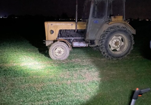 Nietrzeźwy kierujący chciał rozjechać policjanta traktorem