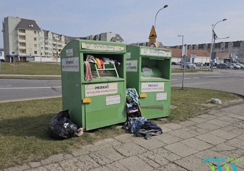 Kto posprząta bałagan przy kontenerach na odzież? Mieszkańcy pytają, służby milczą