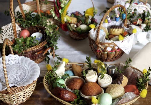 Ten drobiazg w święconce ma przyciągać pieniądze przez cały rok. Lepiej o nim nie zapomnieć!