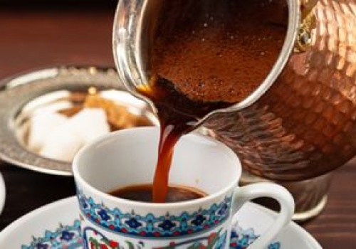 Wsyp szczyptę do porannej kawy. Energia będzie cię rozpierać i nieco ułatwisz sobie odchudzanie