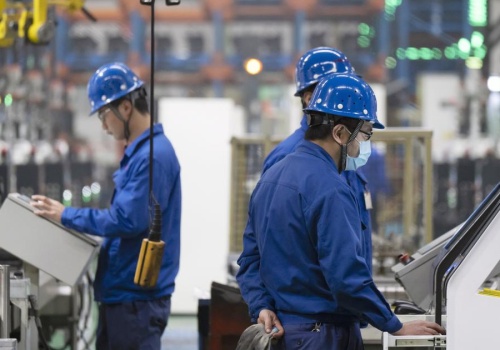 Produkcja w Chinach odbija, ale rosnące koszty i globalne ryzyka studzą optymizm