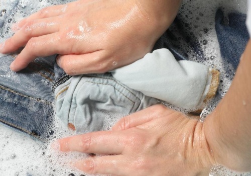 Tych ubrań nie wrzucaj do pralki. Oto jakie rzeczy powinno się prać ręcznie oraz dlaczego