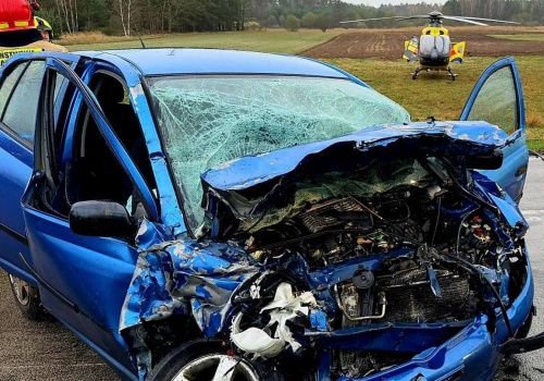 Czołowe zderzenie osobówki z ciężarówką na drodze wojewódzkiej nr 812. Lądował śmigłowiec LPR