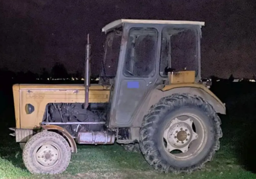 Pijany i bez uprawnień. Ruszył ciągnikiem prosto na policjanta