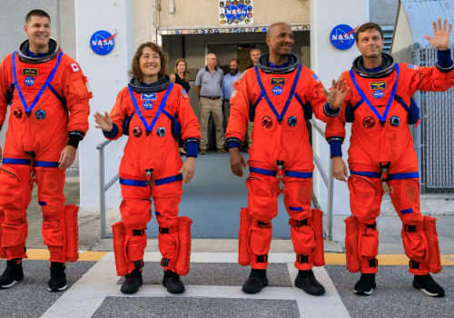 Dlaczego astronauci Artemis II mają pomarańczowe skafandry? 