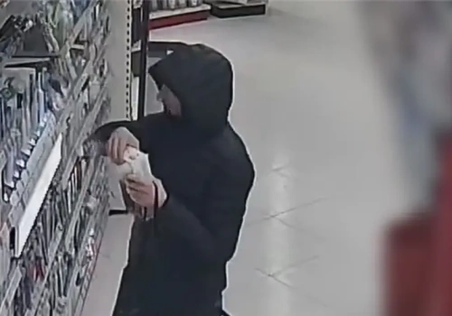 „Czysty” zysk? Policja szuka mężczyzny, który wyniósł szczoteczki z olsztyńskiej drogerii