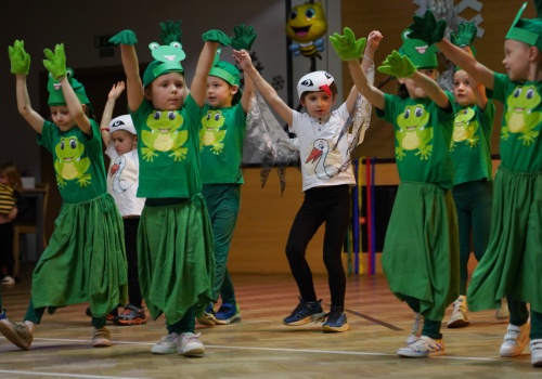 Pszczółka Maja zawitała do Karwiny. Przedszkolaki bawiły się na baliku