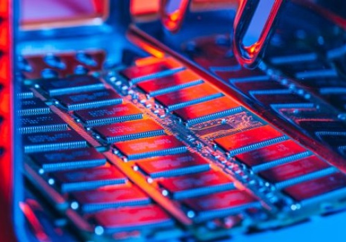 DRAM podrożeje o 58–63 proc. w II kw. 2026 r., NAND o 70–75 proc.