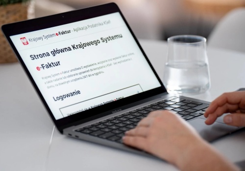 KSeF wkracza do tysięcy małych firm. Polacy szukają informacji w sieci