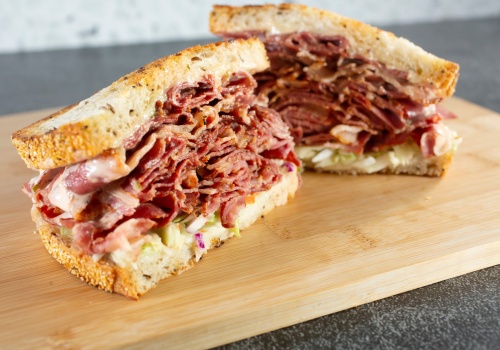 Wędlina dostępna w Tesco i Sainsbury’s skażona groźną bakterią!