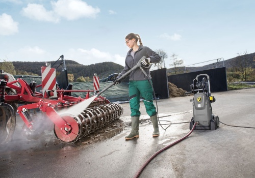 Myjka spalinowa dla rolnika – co wybrać, gdy nie masz dostępu do prądu?
