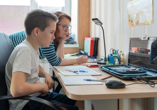 Matka skarży się na poziom angielskiego w szkole. 