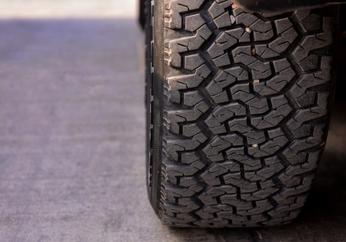 Kierowcy ignorują ten szczegół w oponach. Auto może zacząć zachowywać się zupełnie inaczej