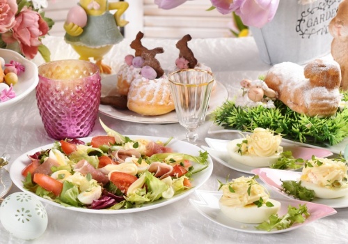 Spryskaj tym obrus wielkanocny i zapomnij o plamach! Domowy preparat zrobisz z 3 składników