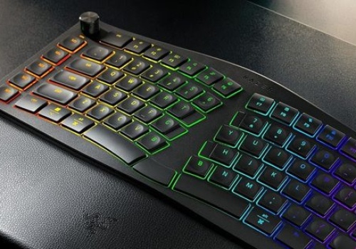 Razer prezentuje Pro Type Ergo. Ergonomiczna klawiatura z obsługą AI i pokrętłem Command Dial już dostępna