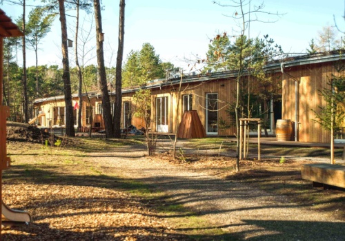 Przedszkole jest w Polsce, a wygląda jak ze Skandynawii. Drewno, las i zielony dach