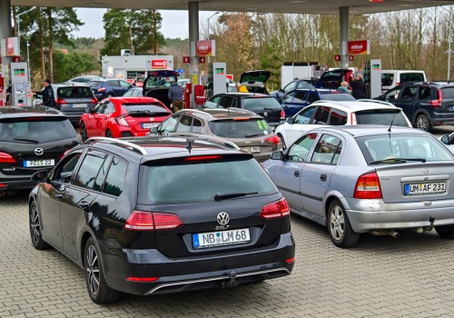 Kolejki niemieckich samochodów na polskich stacjach. 