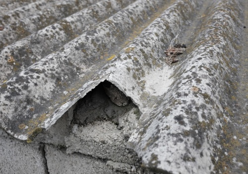 Koniec z azbestem i… dopłata do nowego dachu? Rząd szykuje zmiany