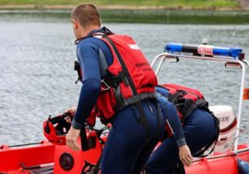 Zauważyli w wodzie kurtkę. Makabryczne odkrycie nad zalewem