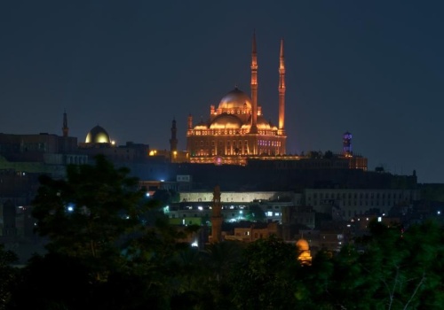 Egipt w ciemnościach, ale kurorty tętnią życiem. Awaryjny import ropy z Libii