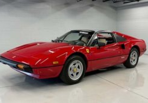 Ferrari 308 GTS z serialu Magnum trafi na aukcję. Nie, cena nie zawiera wąsa