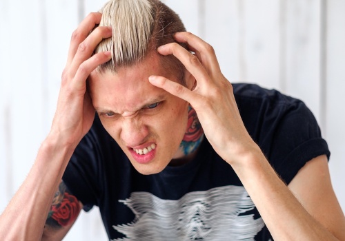 Młodzi Polacy coraz mniej szczęśliwi. Niepokojący trend przybiera na sile