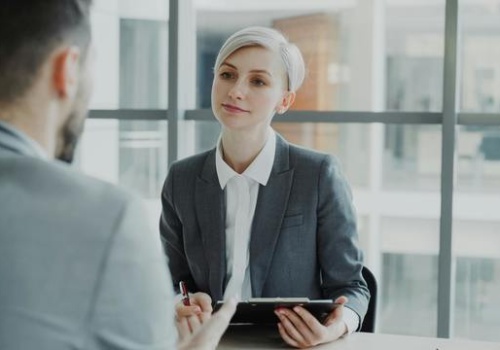 Kłamstwa w CV i na rozmowie o pracę. W rekrutacji Prima Aprilis trwa cały rok