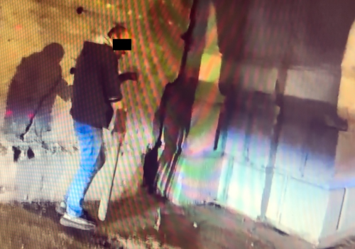 Skrajnie agresywny mężczyzna zatrzymany przez śródmiejskich policjantów pod mostem Poniatowskiego – Wideo !