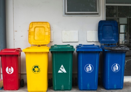 Białe, czerwone, pomarańczowe. Kolory pojemników na odpady wymykają się spod kontroli