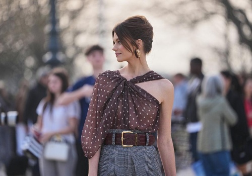 Jakie bluzki są teraz modne? 7 największych trendów na wiosnę i lato 2026