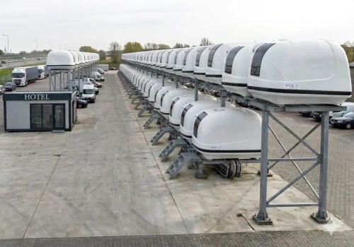 Hotele budowane z używanych „kurników” – odpowiedź na 2,5-tonowe busy bez sypialni