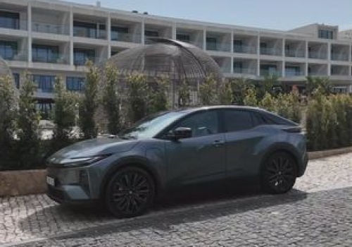 Nowa Toyota C-HR+. Plus robi ogromną różnicę
