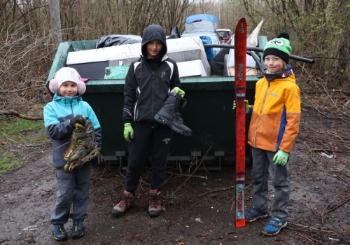 Od łyżworolek po tapczany. Uczniowie z Karwiny posprzątali Lipiny