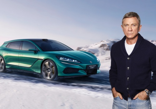 Daniel Craig twarzą Denzy. Chińska marka premium rusza na podbój Europy