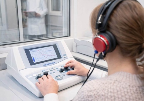 Audiometr- co to jakie ma zastosowanie i jakie są rodzaje audiometrów