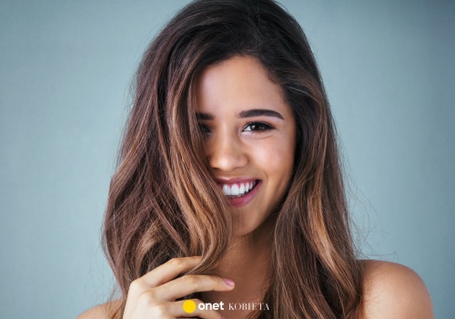 Czarne mydło podbija Internet! Zioła wygładzają i wzmacniają włosy od cebulek po końce