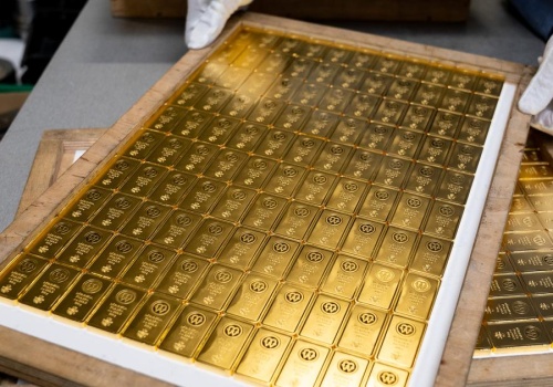 Ceny złota wzrosły powyżej 4700 USD. Czy koniec wojny i zmiana polityki Fed napędzą znów hossę?