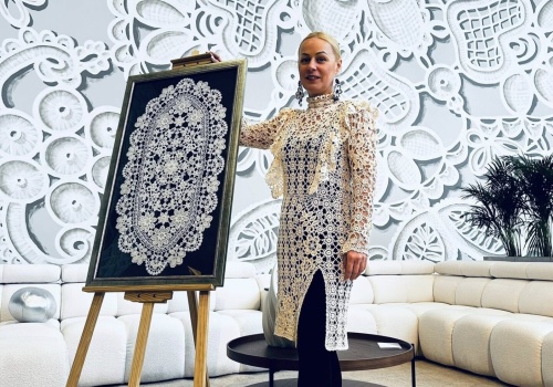 Koronka koniakowska na ścianach Warszawy. NeSpoon stworzyła mural inspirowany beskidzkim wzornictwem