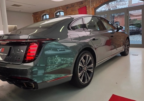 Ponad 5,1-metrowa limuzyna w cenie 3-4-letnich Audi A8 i BMW serii 7 już na polskich drogach. Producent ma 68 lat doświadczenia