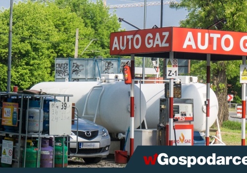 Tusk wykluczył z pomocy trzy miliony Polaków tankujących LPG