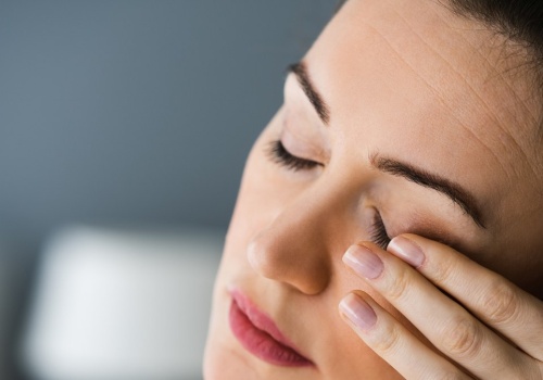 Nie tylko spojówki lub alergia. Czerwone oko rano to skutek zaniedbań