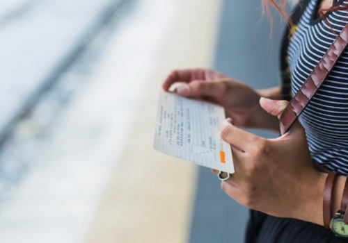 Zniżki ustawowe i handlowe na kolei – komu przysługują i jak z nich sprytnie korzystać?