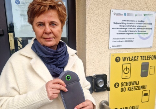 Szkoła przechytrzyła uczniów. Mały przedmiot rozwiązał problem telefonów w szkole