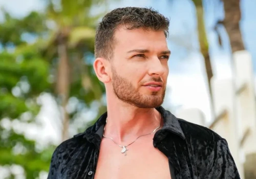 Uczestnik Hotelu Paradise dokonał coming outu. Pokazał zdjęcie z partnerem