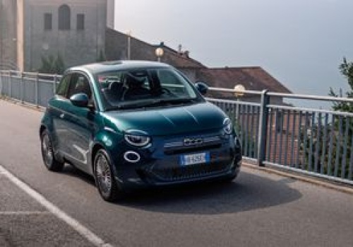 Wideo: Fiat 500 w końcu z silnikiem spalinowym. Sprint do setki zajmuje wieczność