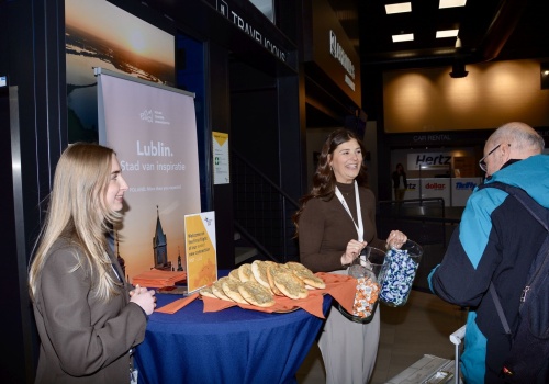 Akcja promocyjna Katowic i Lublina na lotnisku w Maastricht z okazji inauguracji lotów