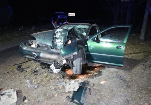 Pijany i bez prawa jazdy rozbił auto na drzewie