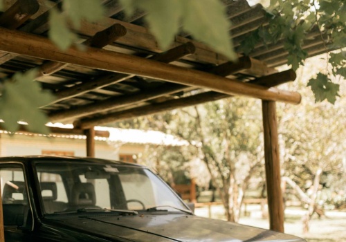 Masz wiatę samochodową w ogródku? Całkiem możliwe, że jest ona nielegalna